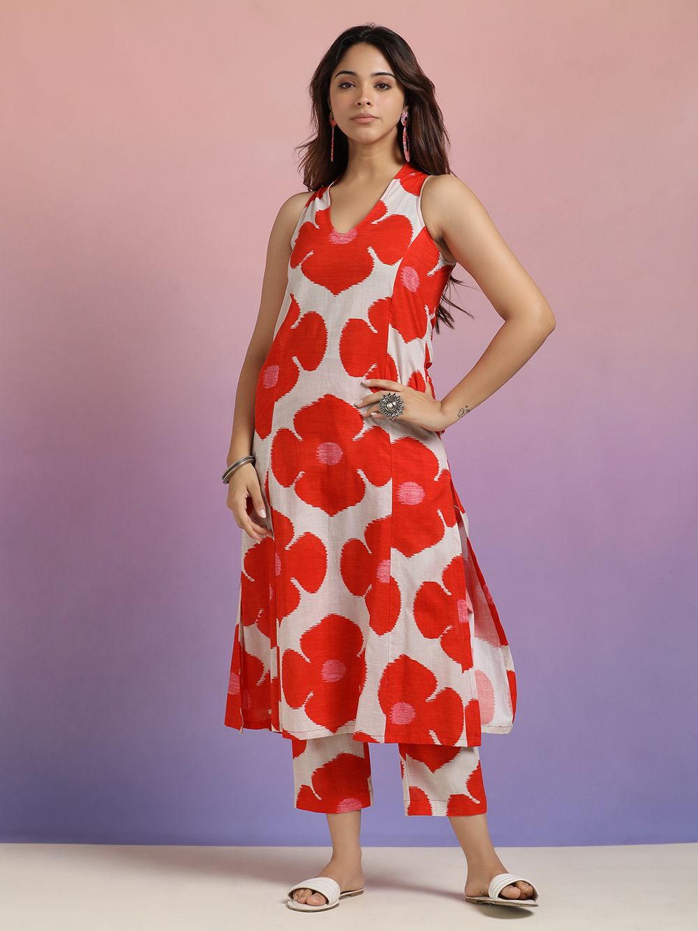 Women Floral Printed Sleeveless Kurta with Salwar