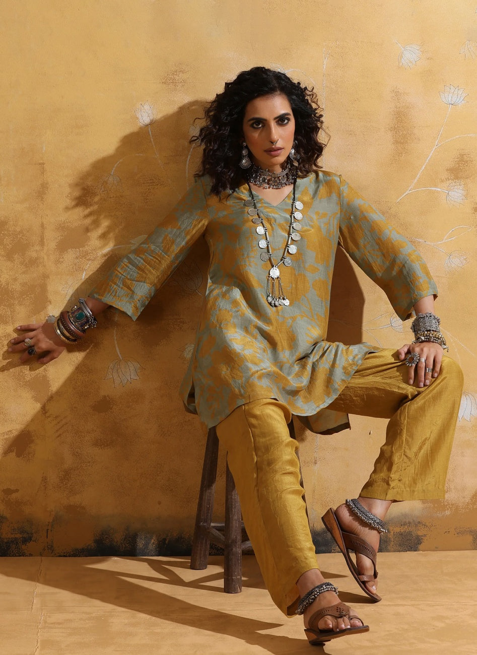 Women Floral Printed Kurta with Trousers