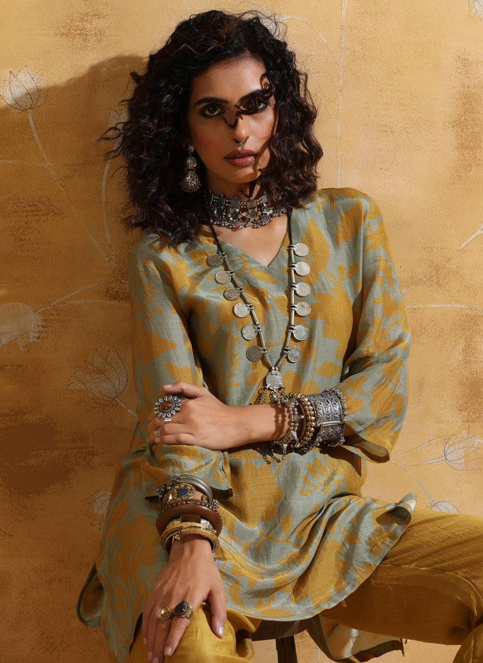 Women Floral Printed Kurta with Trousers