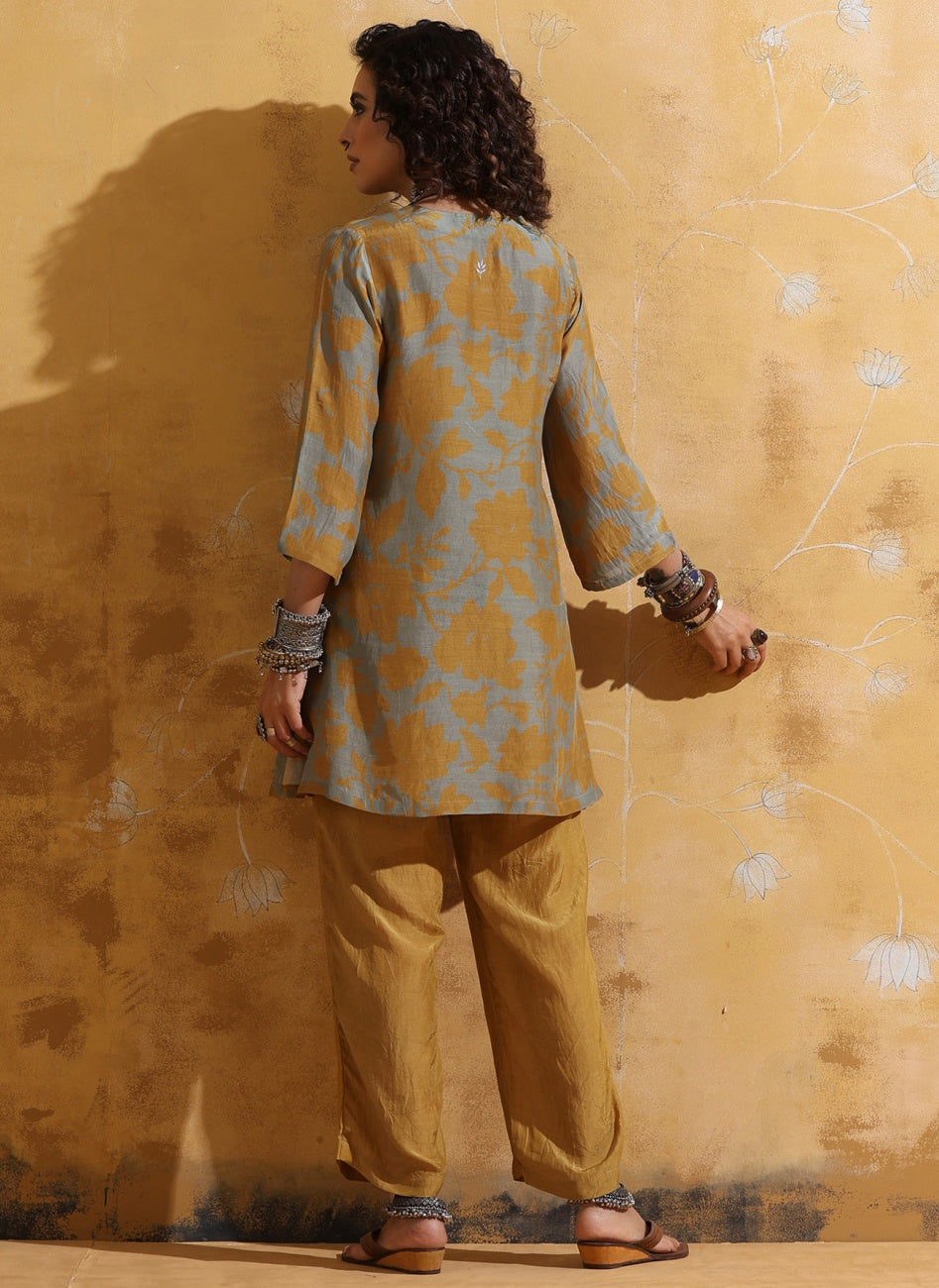 Women Floral Printed Kurta with Trousers