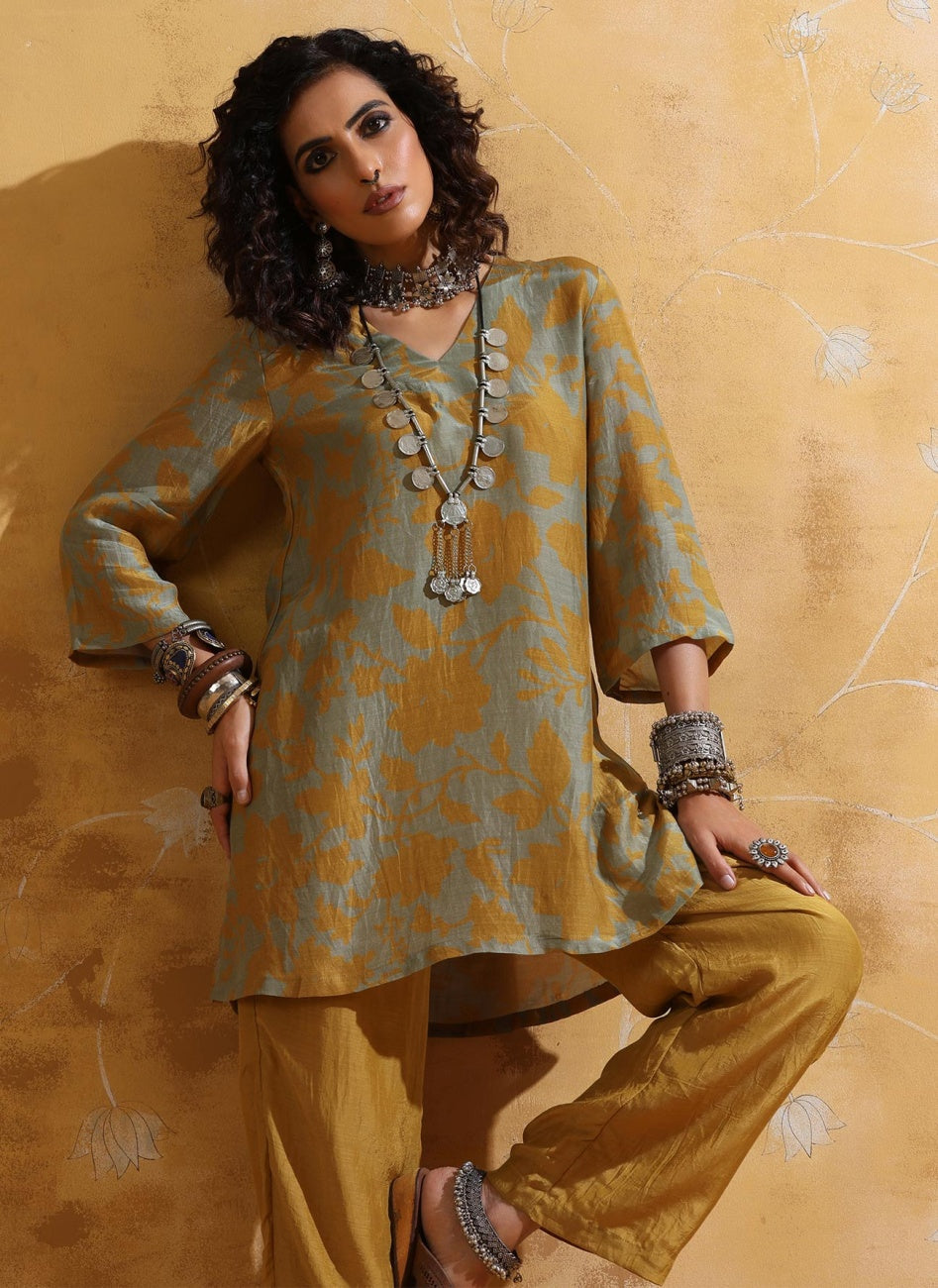 Women Floral Printed Kurta with Trousers